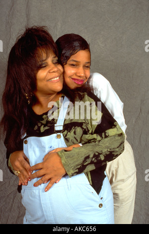 African American fille et mère enceinte englobant les 15 et 45. St Paul Minnesota USA Banque D'Images