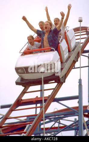 Père l'âge de 43 ans avec des enfants âgés de 12 à 16 sur les montagnes russes à la foire de l'État du Minnesota. St Paul Minnesota USA Banque D'Images