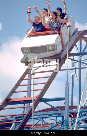 Les amis de 15 ans sur les montagnes russes à la foire de l'État du Minnesota. St Paul Minnesota USA Banque D'Images