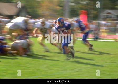 Running back trouble l'âge de 21 ans passe autour de fin à Macalester match de football. St Paul Minnesota USA Banque D'Images