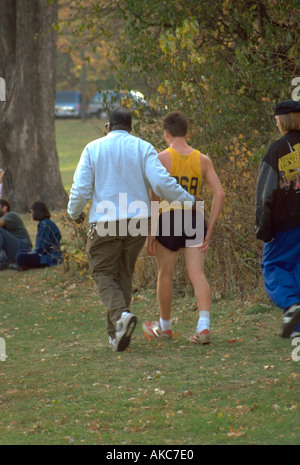 Coach 41 aider les blessés runner 17 marcher au cross-country du régional. St Paul Minnesota USA Banque D'Images