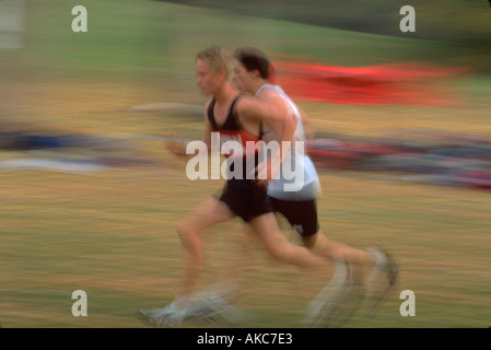 Coureurs Homme 17 en compétition pour la première place dans la région de cross-country. St Paul Minnesota USA Banque D'Images