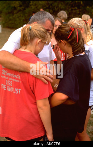 Coach réconfortant pleurer porteur après avoir perdu la race à l'âge de 40 ans et 16. St Paul Minnesota USA Banque D'Images