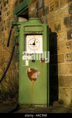 Une vieille pompe à essence, désaffecté, dans le village de Wike au Yorkshire Banque D'Images