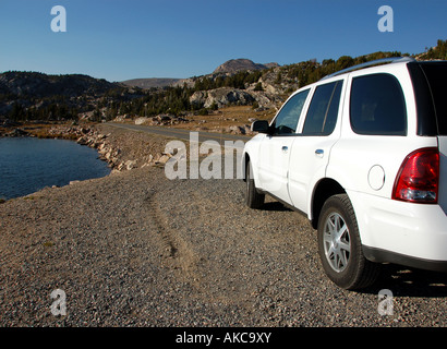 Véhicule SUV s'est arrêté à côté de l'autoroute Beartooth, Wyoming, USA Banque D'Images