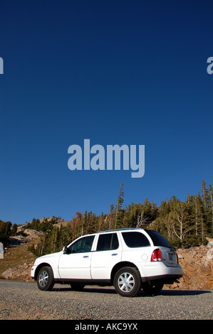 Véhicule SUV s'est arrêté à côté de l'autoroute Beartooth, Wyoming, USA Banque D'Images