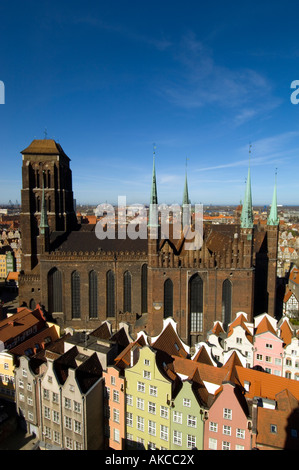 L'église St Mary et vue sur la vieille ville vu de l'affichage de la galerie tour de l'horloge de l'Ancien hôtel de ville Gdansk Pologne Banque D'Images