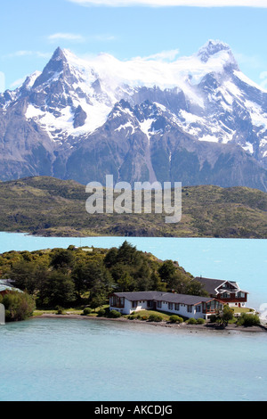 Sur le lac Pehoe Hostería Pehoe/Lago dans le Parc National Torres del Paine, près de Puerto Natales, au Chili, en Patagonie. Banque D'Images