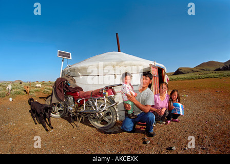 Près de la famille traditionnelle mongole yourte d'habitation. Aimag Bayankhongor, Mongolie Banque D'Images