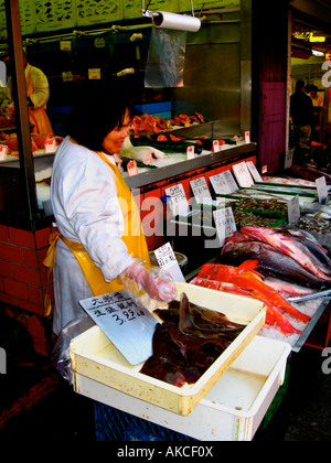 Femme vendant du poisson frais dans le quartier chinois de Vancouver. Banque D'Images