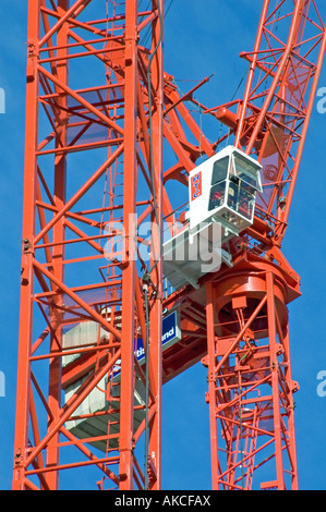 Grue rouge vif sur fond de ciel bleu London UK Banque D'Images