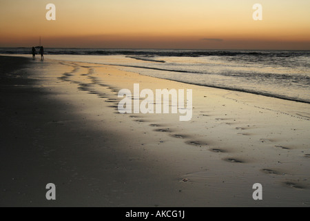 Coucher du soleil sur le livre blanc Pacific Sands de Playa Hermosa dans le Golf de Papagayo en Guanacaste Costa Rica Banque D'Images