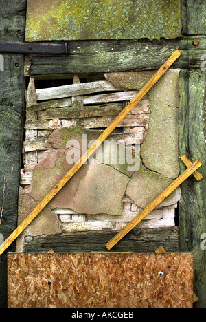 Détail de torchis DANS LE BESOIN DE RÉPARATION SUR UN 15C HEREFORDSHIRE BARN UK Banque D'Images