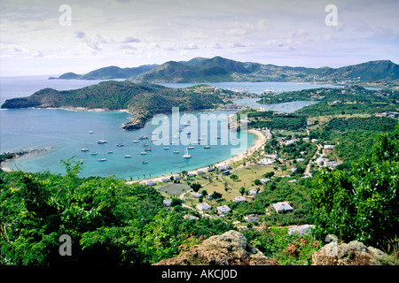 Une vue de l'Freeman's bay et le port anglais de Shirley Heights sur l'île d'Antigua dans les Caraïbes. Banque D'Images