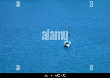 Yacht sur la mer d'azur solitaire dans les tropiques Banque D'Images