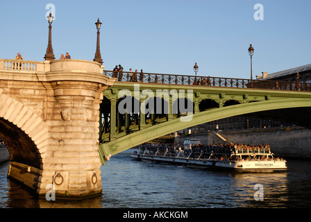 Couple sur Pont Notre Dame sur la Seine, Paris, France Banque D'Images