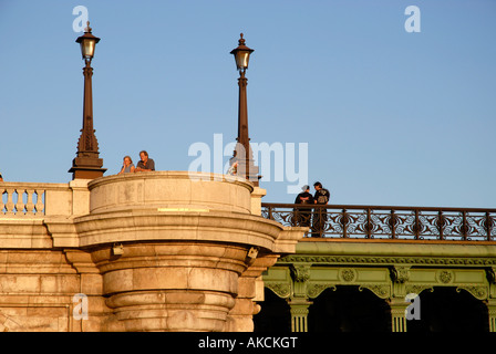 Couple sur pont notre dame sur la seine, Paris, France Banque D'Images
