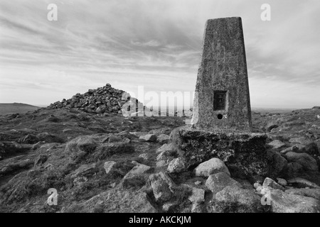 Point de triangulation et cairn près du sud de zèle à Dartmoor, dans le Devon, Angleterre Banque D'Images