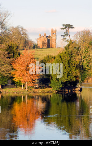 Temple gothique et le lac, Stowe paysage de jardins, Buckinghamshire, Angleterre Banque D'Images