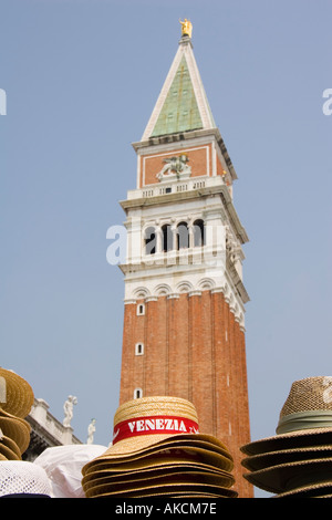 Via son panier avec de la paille gondolier chapeaux et le campanile de la Piazza San Marco Venise Italie Banque D'Images