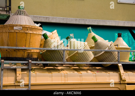 Des bouteilles de vin sur le dessus du chariot sur l'île de Lido Venise Italie Banque D'Images