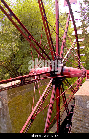 Roue du moulin Painshill Park Surrey England Banque D'Images