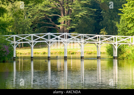 Pont chinois Painshill Park Surrey England Banque D'Images