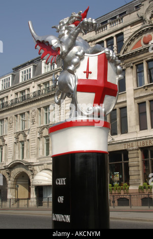 Tower Hill dragon statue avec shield marquant la frontière d'entrée et sortie de l'autoroute de la ville de Londres Banque D'Images