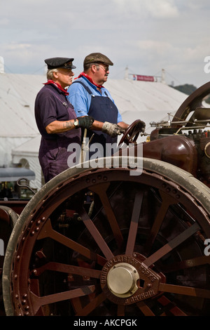 Pilote et officier à bord du mercure, un moteur de traction 1910 Garrett. Vu ici à la Grande Vapeur Dorset, UK juste Banque D'Images