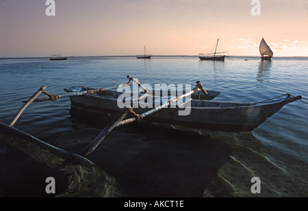 Les gens de convoyage d'un boutre passager Chole Island à l'île de Mafia voisins silhouetté contre le soleil levant Mafia Tanzanie Banque D'Images