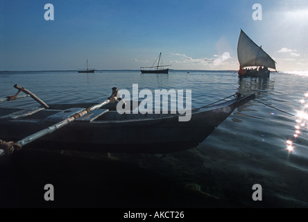 Les gens de convoyage d'un boutre passager Chole Island à l'île de Mafia voisins silhouetté contre le soleil levant Mafia Tanzanie Banque D'Images