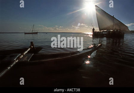 Les gens de convoyage d'un boutre passager Chole Island à l'île de Mafia voisins silhouetté contre le soleil levant Mafia Tanzanie Banque D'Images