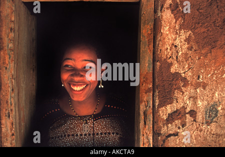 Femme de Chole photographié dans la fenêtre de sa maison près de l'île de Mafia adobe et S de l'océan Indien Afrique Tanzanie Zanzibar Banque D'Images