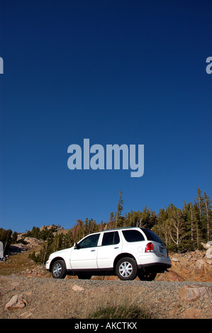 Véhicule SUV s'est arrêté à côté de l'autoroute Beartooth, Wyoming, USA Banque D'Images