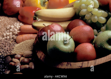 Collecte d'aliments sains, y compris les légumes, les champignons, les lentilles et divers fruits Banque D'Images