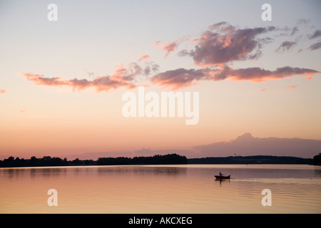 Bateau à rames sur Municky Rybnik lac au coucher du soleil en République Tchèque Banque D'Images