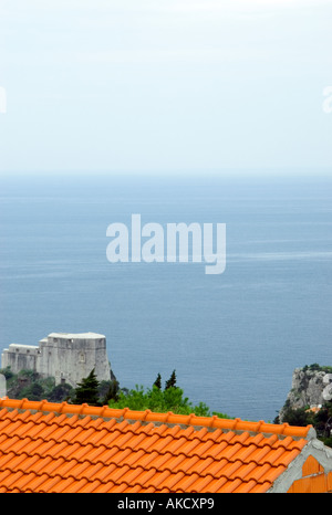 La Croatie, vue sur mer, toit en terre cuite, des fortifications Banque D'Images