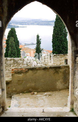 L'Europe du Sud-Est, la Croatie, Dalmatie, Sibenik et de voir à travers l'embouchure de la rivière archway, elevated view Banque D'Images