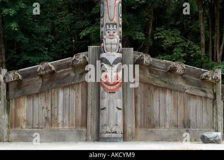 Totem Haïda longue maison Poleand au Musée d'anthropologie de Vancouver British Columbia Canada Banque D'Images