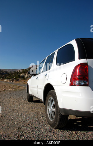 Véhicule SUV s'est arrêté à côté de l'autoroute Beartooth, Wyoming, USA Banque D'Images