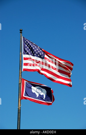 American Stars and Stripes drapeau et drapeau du Wyoming avec symbole buffalo Banque D'Images