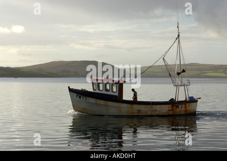 Un bateau de pêche quitte Padstow Harbour tôt le matin au premier feu - Padstow, Cornwall, Royaume-Uni Banque D'Images