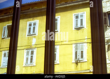 La Croatie, Istrie, Pula, tenement house vu à travers la vitre Banque D'Images