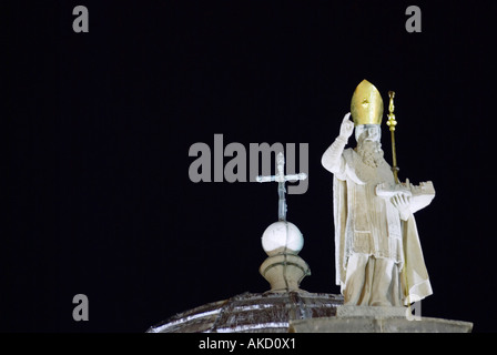 L'Europe du Sud-Est, la Croatie, Dubrovnik, statue religieuse sur le toit de l'église St Blaise de nuit Banque D'Images