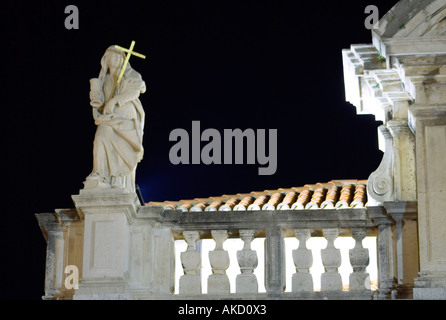 L'Europe du Sud-Est, la Croatie, Dubrovnik, statue religieuse sur le toit de l'église St Blaise de nuit Banque D'Images