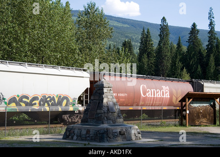 Train de fret passe le dernier crampon memorial à Craigellachie, Colombie-Britannique, Canada Banque D'Images