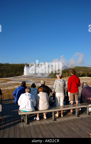 Regarder les gens Old Faithful éruption, Yellowstone National Park, États-Unis Banque D'Images