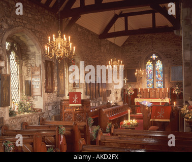 Intérieur d'une petite église rurale, Surrey, Angleterre, Royaume-Uni Banque D'Images