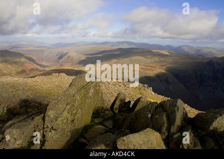 À l'échelle du nord des montagnes du Lakeland du sommet du Bowfell Banque D'Images