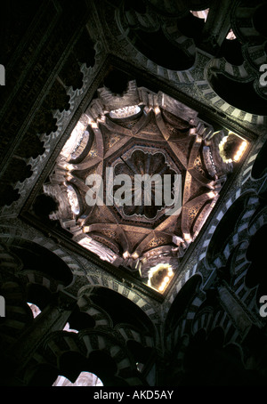 La culpabilité décorées de mosaïque dome sur la baie en face du mihrab, la Mezquita de Cordoue Espagne Banque D'Images